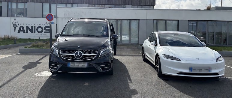 Van Mercedes noir et Tesla Model 3 blanche photographiés ensemble pour Navette Lille